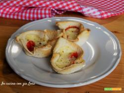 Cestini di pancarrè con pomodorini e mozzarella