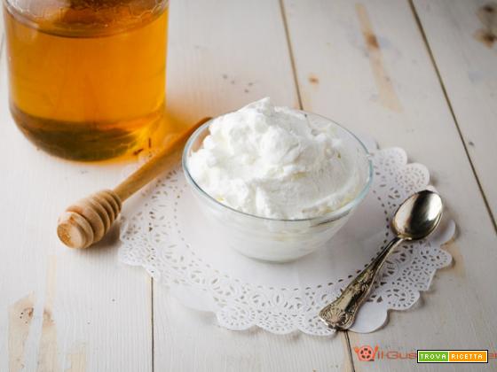 Crema al latte – Ricetta base facile e veloce per farcire dolci