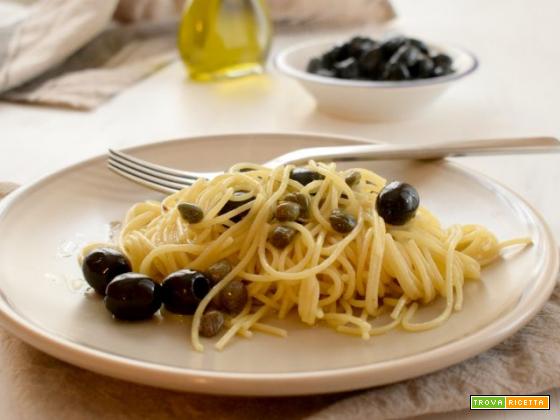 Spaghettini alle olive nere acciughe e capperi