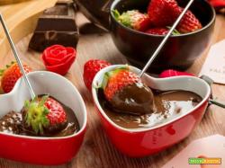 Fragole con fonduta al cioccolato: un dessert che scalda il cuore