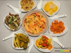 Hummus circondato dalle verdure e piada