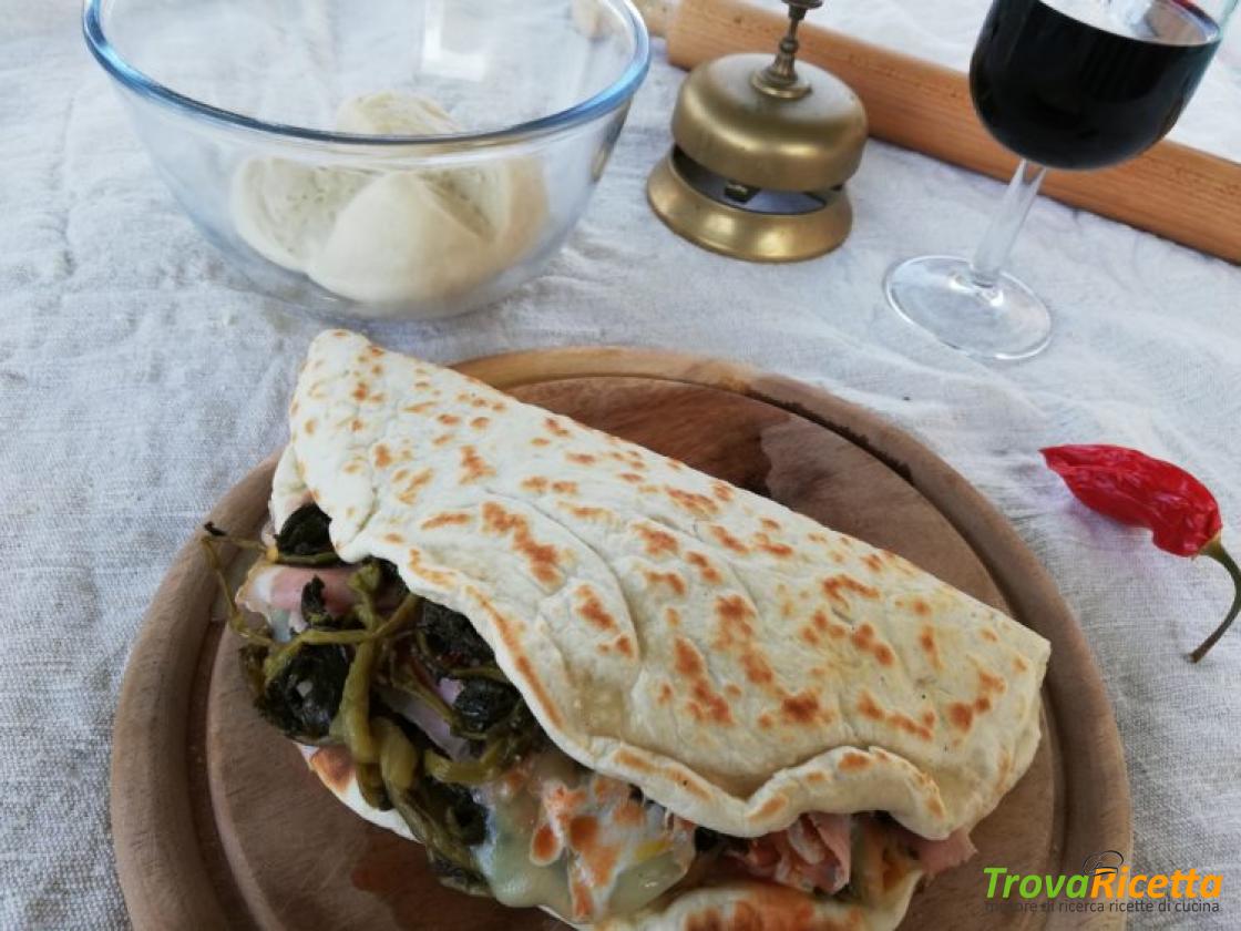 Piadina con porchetta, friarielli e scamorza affumicata - Ricetta