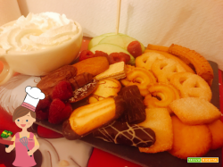 Cioccolata calda con panna, servita con biscotti danesi al burro e frutta