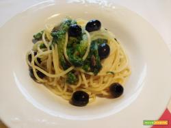 Spaghetti con scarola, alici e olive nere