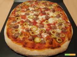Pizza con salsiccia, mozzarella e olive verdi