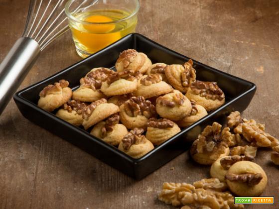 Biscottini di frolla montata con le noci: il dolce risveglio croccante e senza glutine