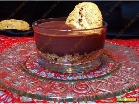 Dessert al cucchiaio con cioccolato e biscotti