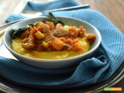 Polenta con ragù speziato di verdure con funghi