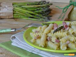 Pasta crema di asparagi e speck