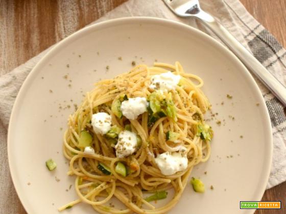 Spaghettini integrali ai fiori di zucchina, fiocchi di latte e polvere di capperi