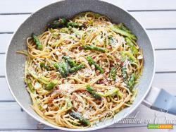 Spaghetti asparagi, pecorino e nocciole