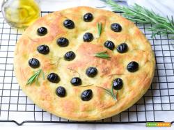 Focaccia di semola al rosmarino e olive