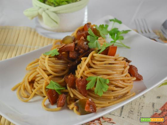 Spaghetti al sugo di alici vongole e peperoni
