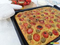 Focaccia ai pomodorini ed olive a lievitazione naturale