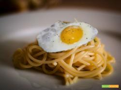 Spaghetti con uovo fritto