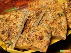 Focaccia semiintegrale con erbe aromatiche e semi oleosi