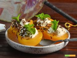 Pesche sciroppate ripiene con crema di yogurt