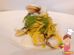 Spaghetti con crema di basilico, patate e vongole