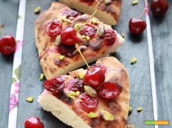 Focaccia dolce alle ciliege e pistacchi