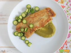 Merluzzo panato, crema di piselli e zucchine baby