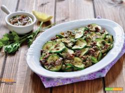 Zucchine grigliate gustose con olive, capperi e alici