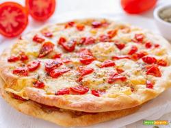 Pizza con pomodorini e caciocavallo