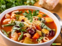 Minestrone di verdure e zuppa di verdura invernale