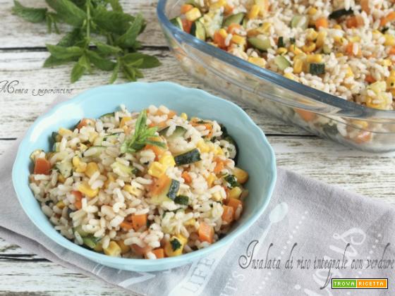 Insalata di riso integrale con verdure