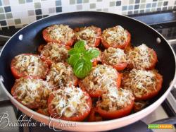 Pomodori ripieni di carne macinata e riso alla greca