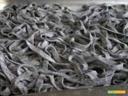 TAGLIATELLE AL NERO DI SEPPIA PORRI E GAMBERETTI