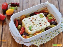 Feta al forno con olive e pomodorini
