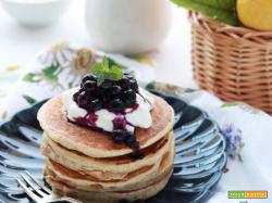Colazione con CLUSE: Pancakes light integrali con yogurt e mirtilli