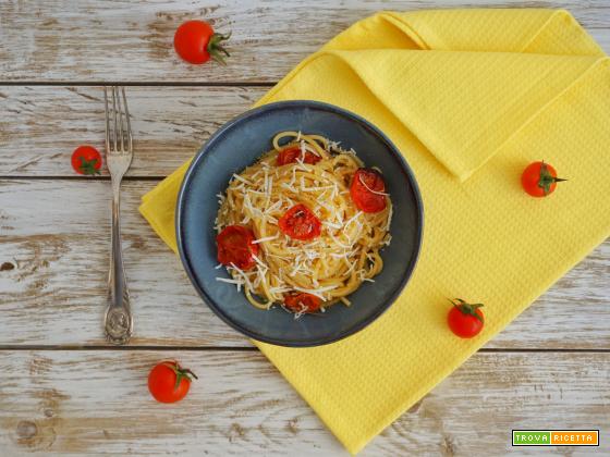 Spaghetti con pomodori al forno e cacioricotta