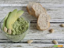 Pesto di avocado con mandorle, lime e zenzero