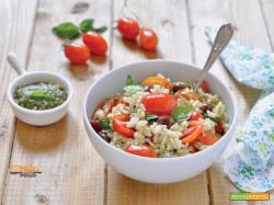 Riso freddo al pesto con pomodorini e olive