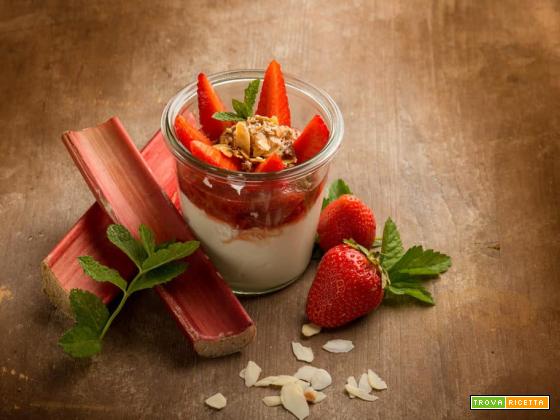 Coppa con yogurt e rabarbaro: un dessert delizioso