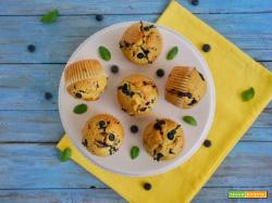 Muffin con basilico, cioccolato e mirtilli