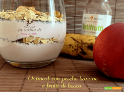 Oatmeal con pesche banane e frutti di bosco