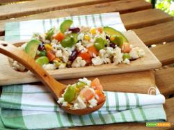 Insalata di riso con pollo, verdure e avocado