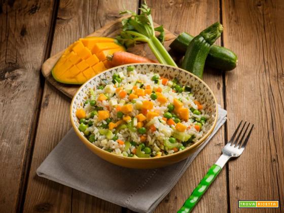 Esotica insalata di riso con mango e verdure