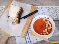 Zuppa al pomodoro, BluBeer e crostini di pane
