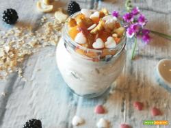 Porridge freddo allo yogurt e frutta