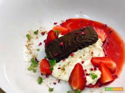 Crema al mascarpone e coulis di fragole con biscotto al caffè