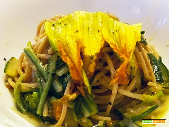 Ricetta spaghetti integrali la Molisana con zucchine e fiori di zucca