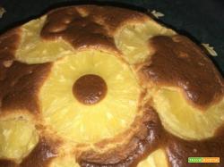 Torta ai raggi sciroppati di ananas e yogurt