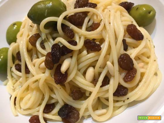 Spaghetti uva passa e pinoli