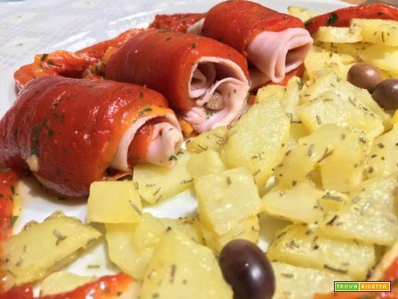 Involtini di peperoni con prosciutto cotto, olive e un contorno di patate