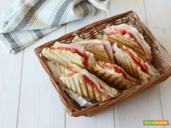 Toast con prosciutto formaggio e pomodoro