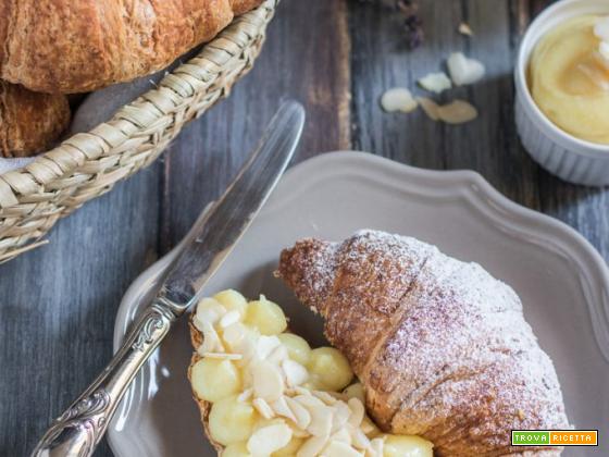 Croissant con crema Frangipane e mandorle