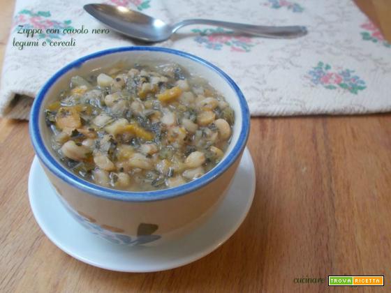 Zuppa con cavolo nero, legumi e cereali